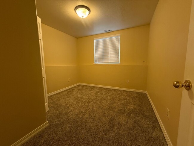 Building Photo - 460 Center St