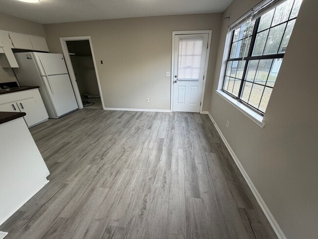 Building Photo - Ridgewood Subdivision Gem: 3-Bedroom Home with Fenced Yard.