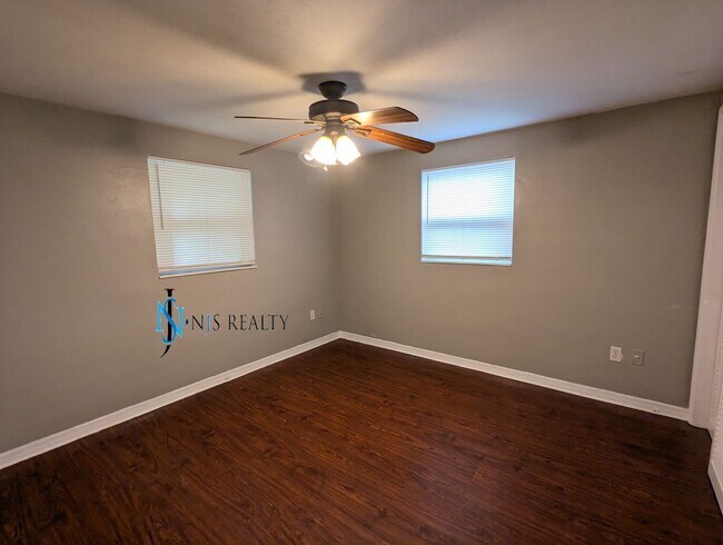 Building Photo - Beautiful, open floorplan 3/2/1 1100 Sq. F...
