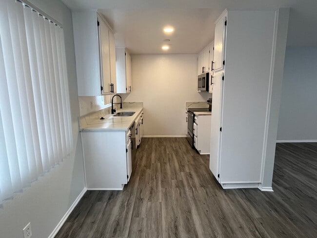 Interior Photo - 6651 Haskell Ave