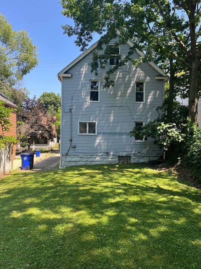 Building Photo - Cudell/West Blvd neighborhood; 4 bedroom/1 bath single family house for rent!