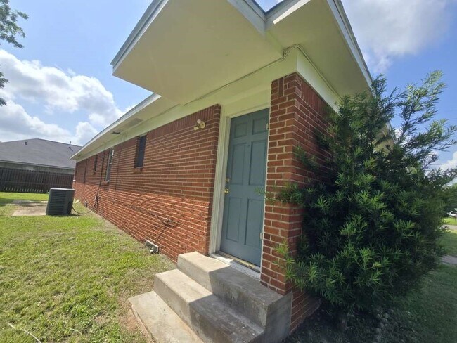 Building Photo - 1824 Magnolia St