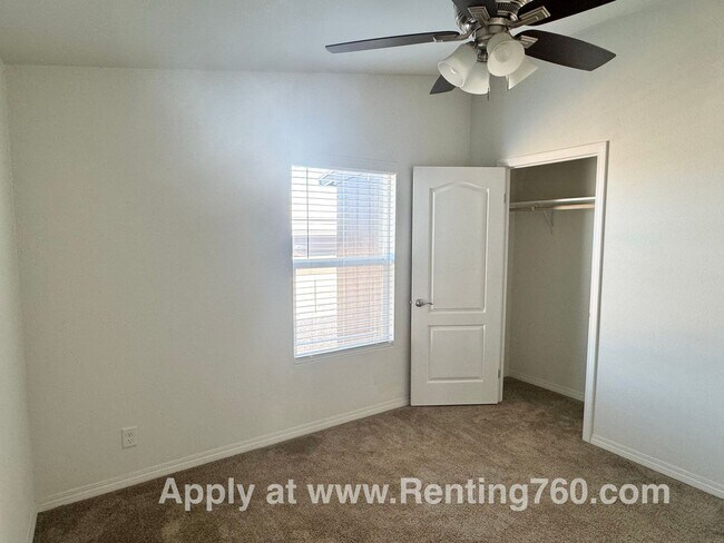 Building Photo - Huge 4 Bedroom Home!!