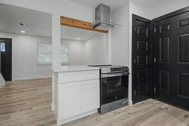 Building Photo - 4 bedroom 2 bath completely remodeled