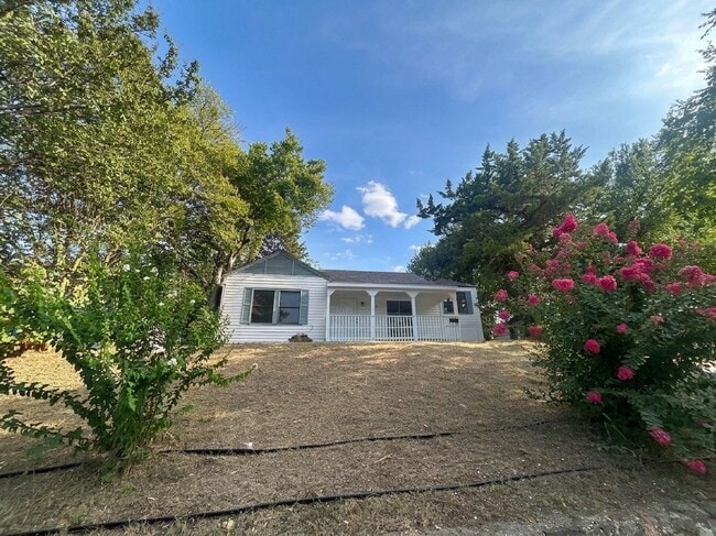 Building Photo - 314 W Clarendon Dr