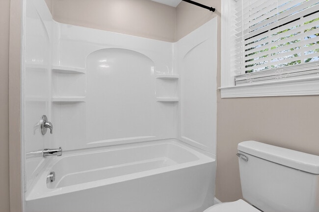 Building Photo - 4044 Dinglewood Ave