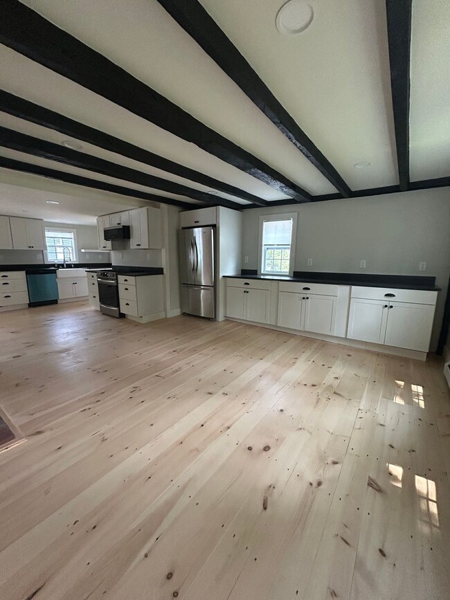 Building Photo - Beautiful renovated 5 bedroom 2.5 bath sin...
