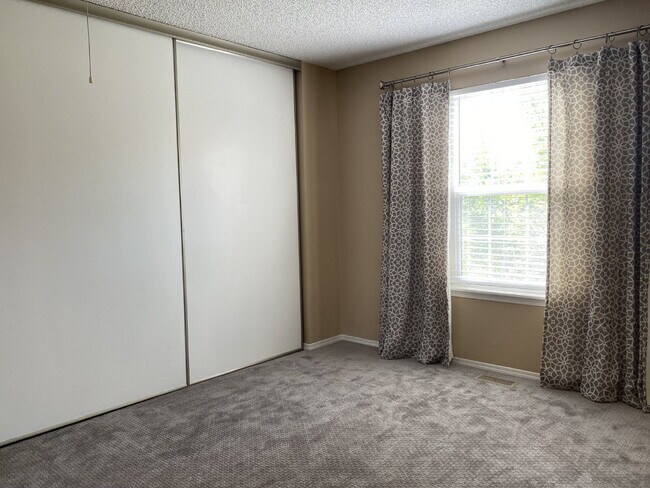 Building Photo - PENDING APPLICATION. **Move in Specials, $$ off rent!* *Beautifully remodeled townhome near Cherr...