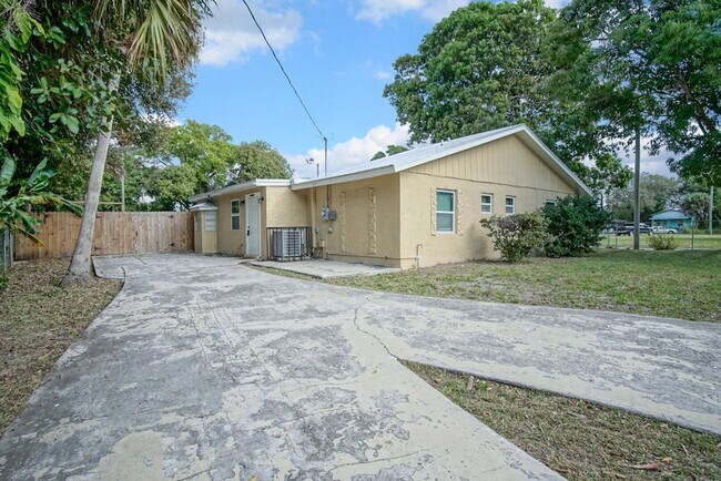 Building Photo - 1002 Avenue E