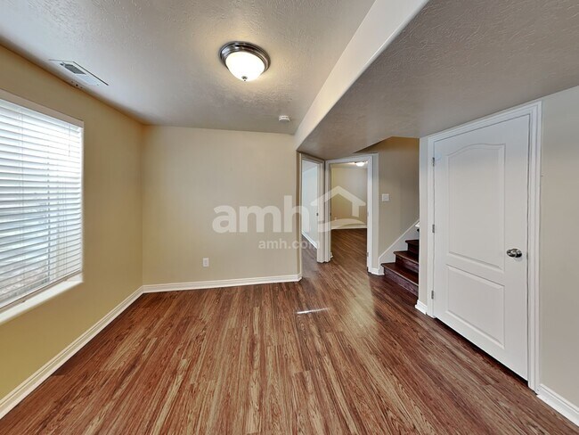 Building Photo - 858 N Wooden Ln