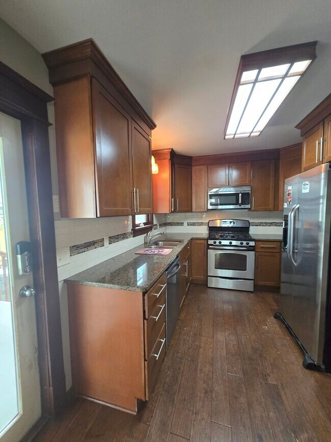 Building Photo - SINGLE FAMILY HOME! Great Location! Laundry, Wood Floors and Parking!