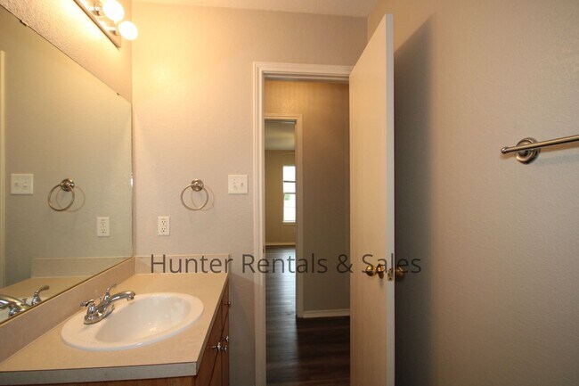 Building Photo - Hymesa Estates!