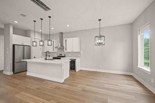 Building Photo - 823 Woodcrest Dr