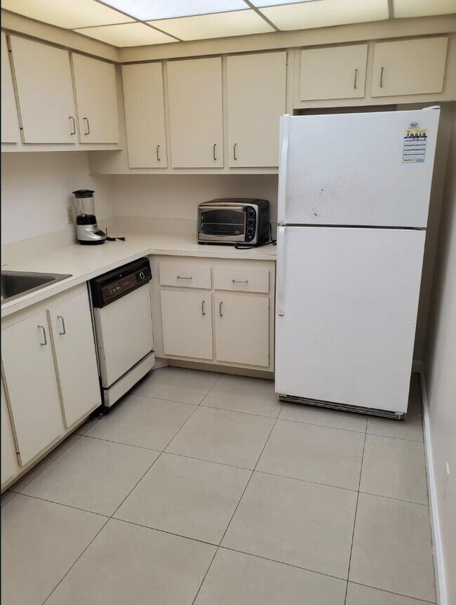 Building Photo - 4222 Inverrary Blvd