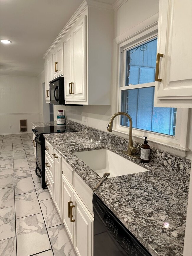 Building Photo - Large Home on the Eastside on a deadened street - Pre Lease