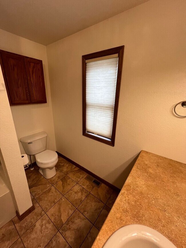 Building Photo - 409 S Broadway Ave