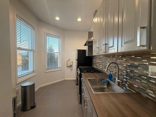 Building Photo - 19-21-21 Carlton Ave