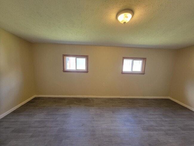 Building Photo - 3-bedroom house available now