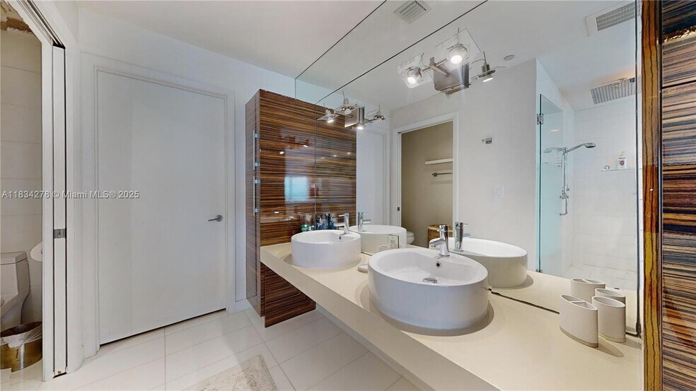 Building Photo - 2020 N Bayshore Dr