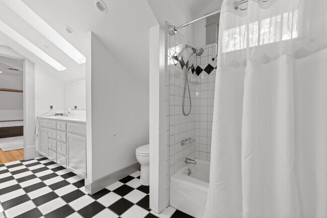 Building Photo - 1412 W 9th St