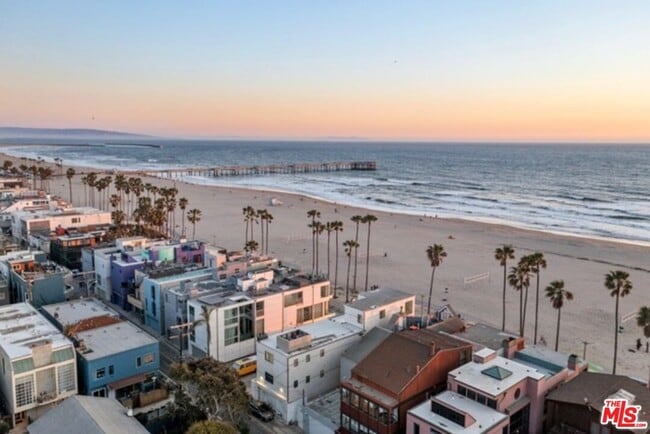 Building Photo - 2419 Ocean Front Walk