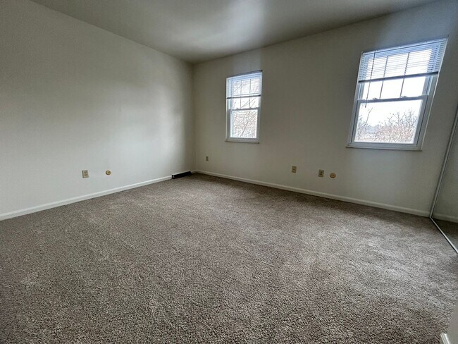 Building Photo - Beautiful 3 BR Townhome in Lovely North Hills Location! CALL TODAY !