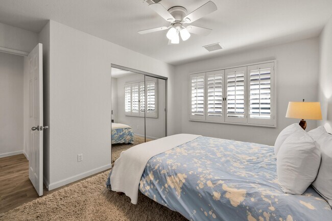 Building Photo - 54965 Avenida Vallejo