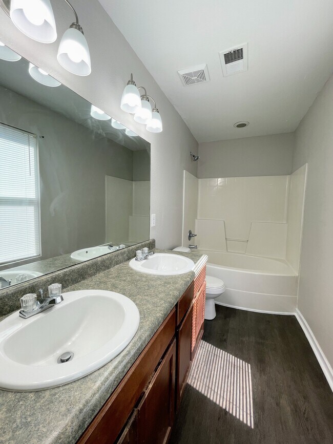 Building Photo - 200 Whitestone Dr NE