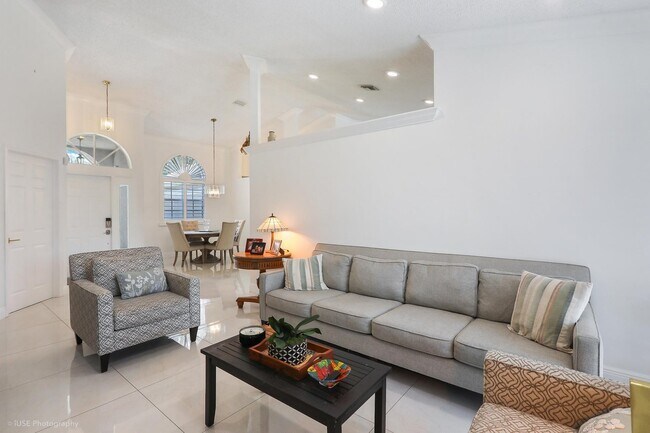 Building Photo - 13008 Meadowbreeze Dr