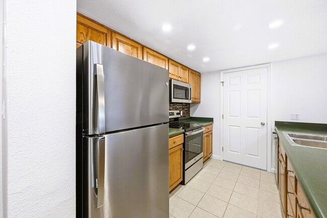 Building Photo - 23712 Pondview Pl