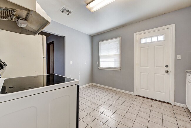 Building Photo - 2144 Pearson Dr