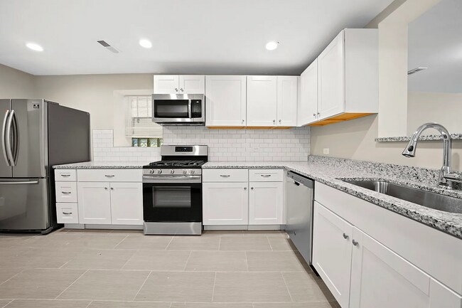 Building Photo - Spacious 2BR, 2BA Haven with Hardwood Elegance right across from Humboldt Park!