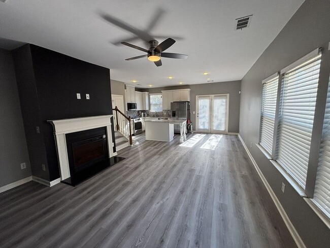 Building Photo - Gated Private Community! Spacious 3 Bedroom and 2.5 Bath End Unit Townhome