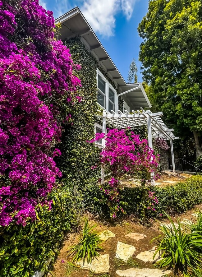Building Photo - Unbelievable Stand-Alone 2-Bedroom House in Prime West Hollywood Hills