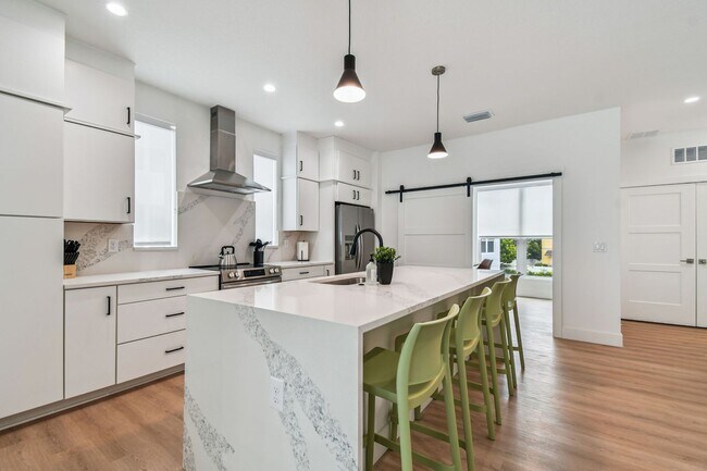 Building Photo - A charming coastal townhouse, just minutes from downtown St. Pete!