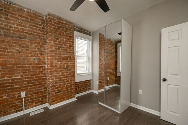 Building Photo - 162-164 E 11th Ave