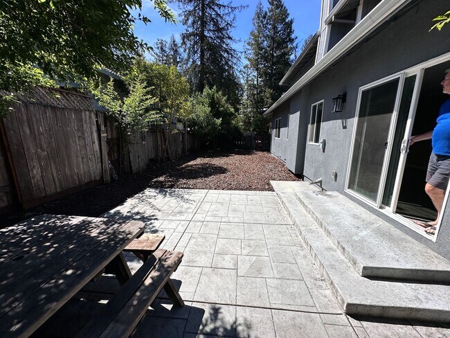 Building Photo - 6 bedroom/ 2.5 bath in Rohnert Park