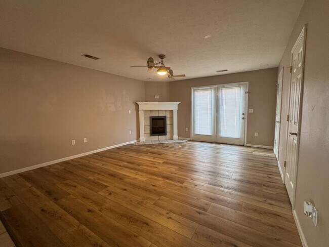 Building Photo - Spacious 2 bedroom 1.5 bath townhouse for ...
