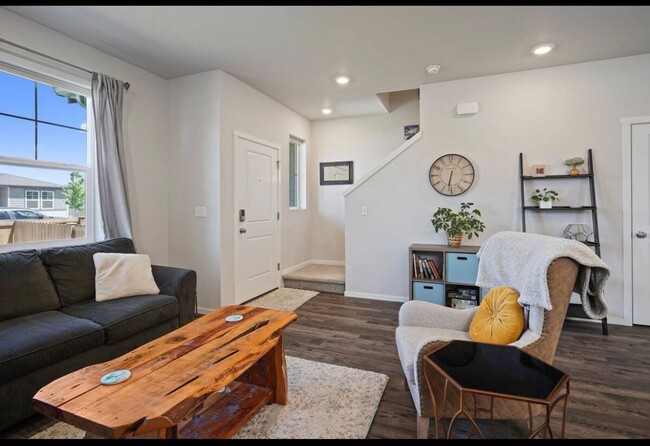 Building Photo - Stylish 3 Bed, 2.5 Bath Townhome Close to ...