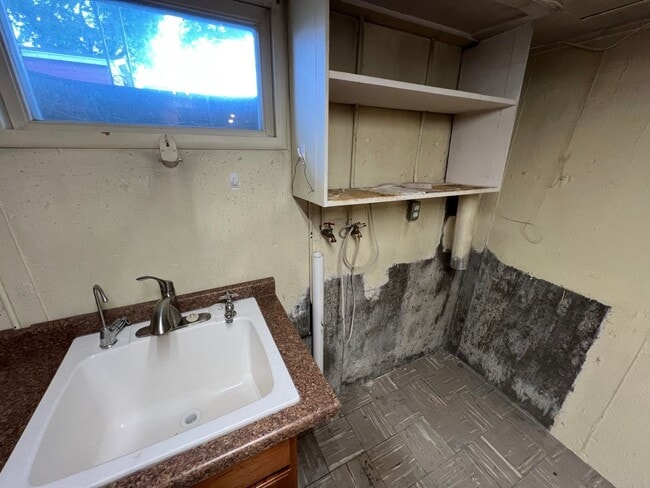 Building Photo - 429 E Pine St