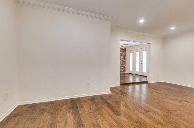 Building Photo - 357 N Post Oak Ln