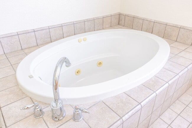 Building Photo - Stunning 4-Bedroom Home for Rent in Brawley!