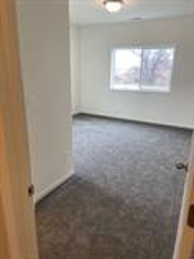 Building Photo - 3 bedroom, 2 bath, 1 car garage townhouse ...