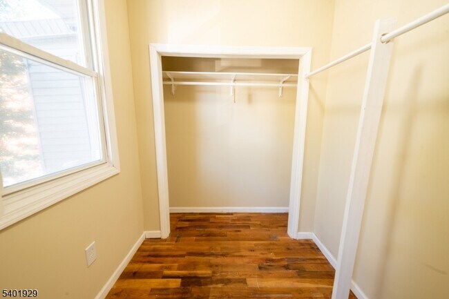 Building Photo - 166 Seymour Ave