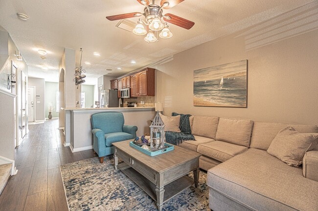 Building Photo - 2 Bedroom - 2.5 Bathroom - Gated Community...