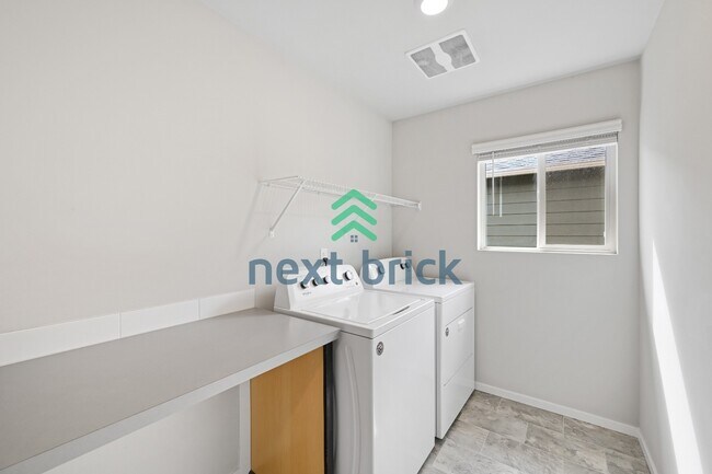 Building Photo - "Charming 4-Bedroom Home in Puyallup with Spacious 1831 Sq Ft Layout & 2.5 Baths!"