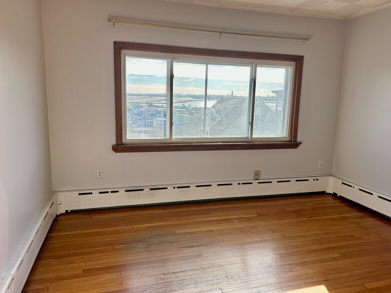 Building Photo - 85 Gladstone St