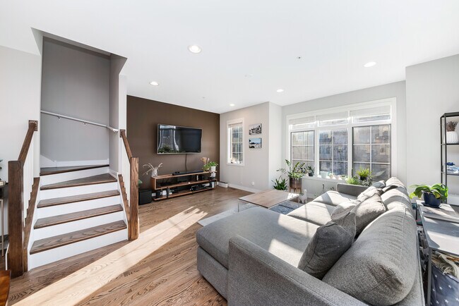 Building Photo - 1025 Walnut Wy