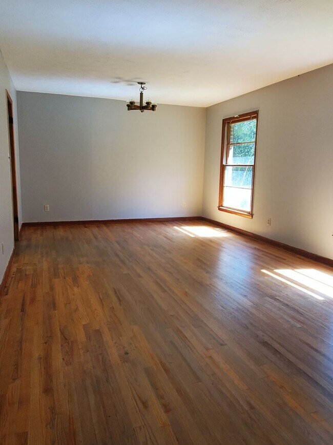 Building Photo - Cozy Three Bedroom Home!