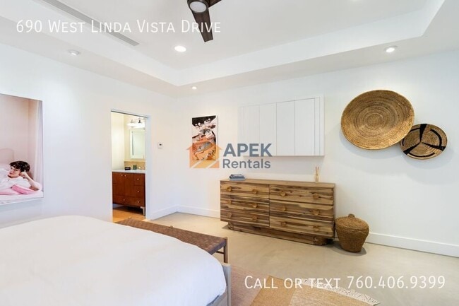 Building Photo - 690 W Linda Vista Dr